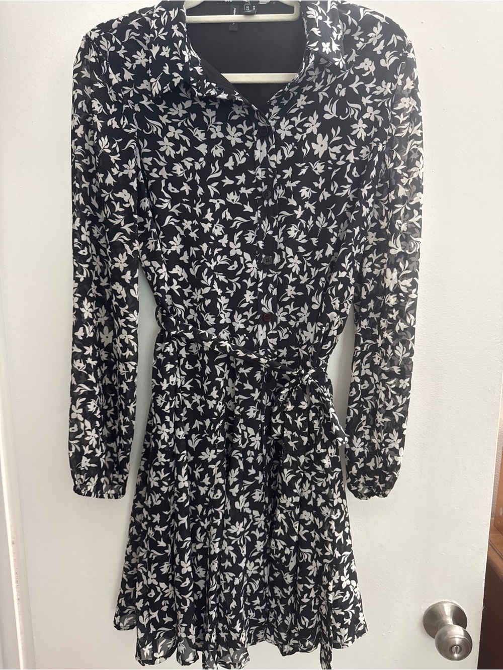 Vero Moda Black and White Floral Button-Front Long Sleeve Tie-Waist Dress